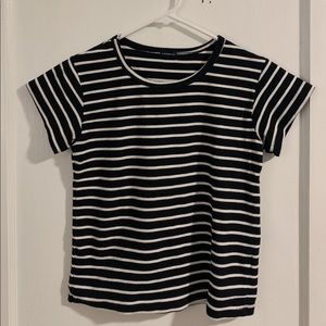 Fitted black and white striped t-shirt